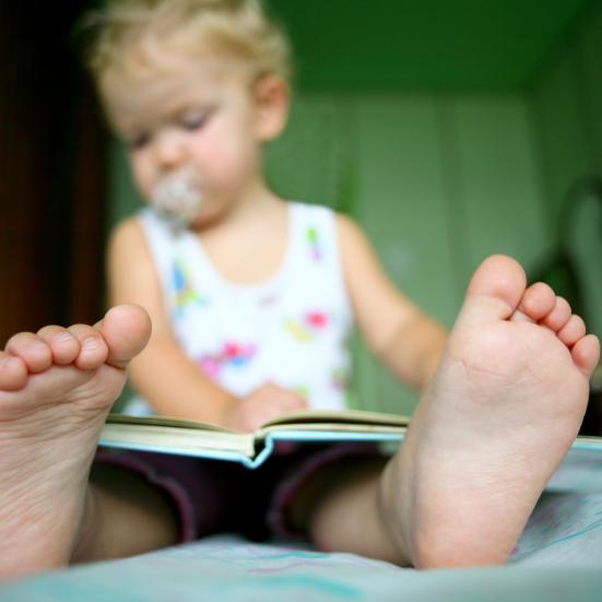 Barn kigger på bøger