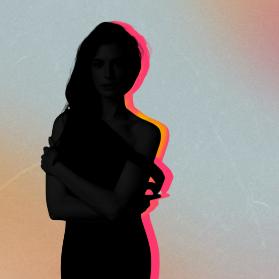 Silhuet af skuespiller Anne Hathaway på en lys, farvet baggrund.