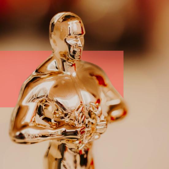 Nærbillede af en gylden prisstatuette med sløret baggrund.