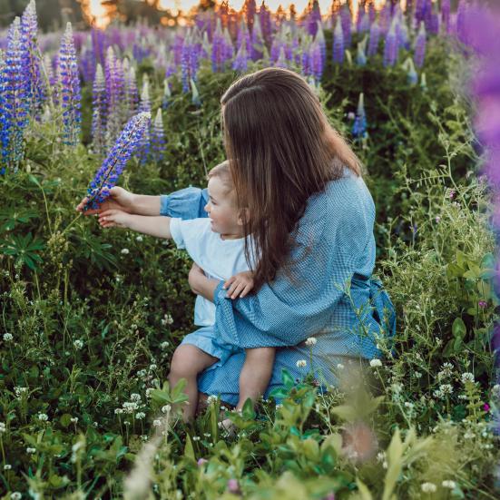 Mor og barn i blomstermark