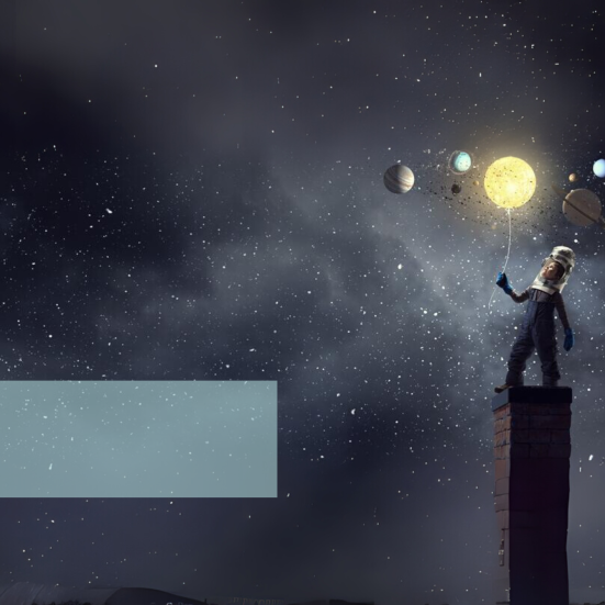 person i rumdragt på en skorsten med lysende ballon i hånden