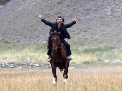 Mand til hest med armene ud til siden