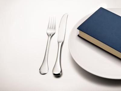 Billede af bestik, tallerken og bog