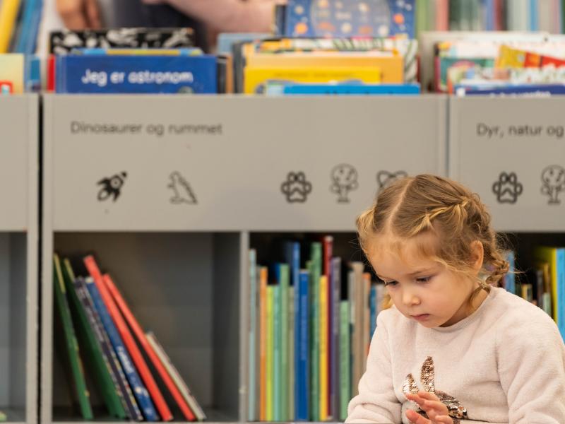 Læsende barn i biblioteket 