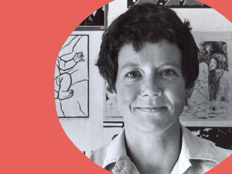 Sort-hvidt portræt af Dea Trier Mørch på rød grafisk baggrund.