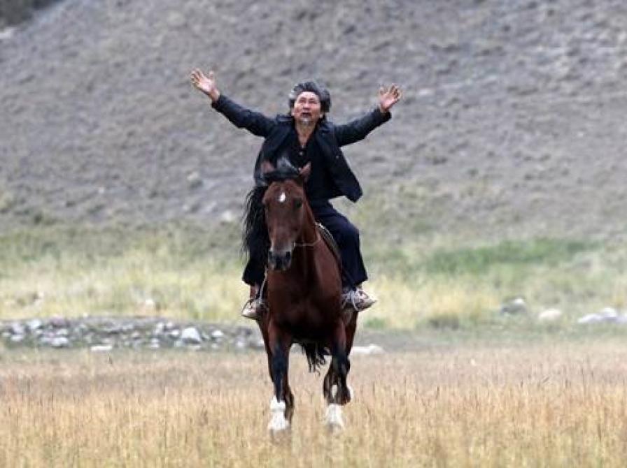 Mand til hest med armene ud til siden