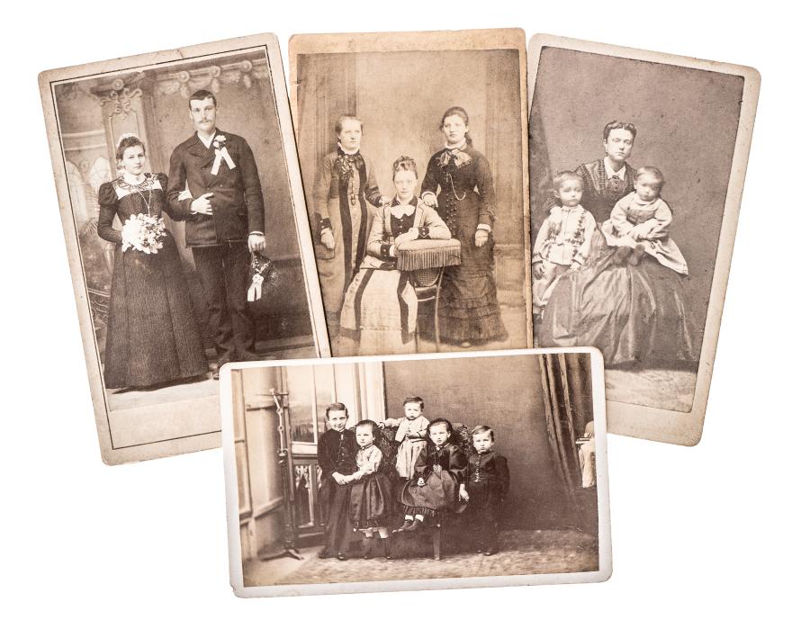 Gamle fotografier af flere familier