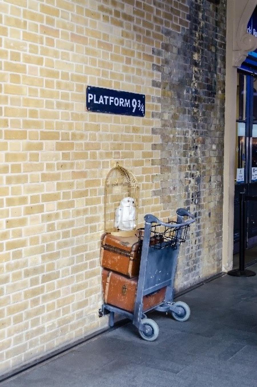 Harry Potters bagagevogn der er klemt halvt inde i væggen på perronen