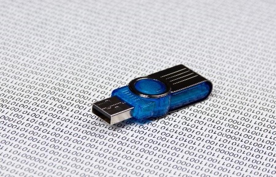 USB stick der ligger på et bord